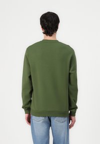 Grüner Baumwoll-Sweatshirt mit Rundhalsausschnitt und gerippten Bündchen, im lässigen Schnitt und ohne sichtbare Muster oder Akzente.