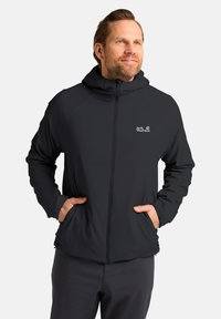 Veste légère noire à capuche avec une fermeture éclair à l'avant, des poches latérales et un logo de marque, présentant une texture lisse et un design moderne.