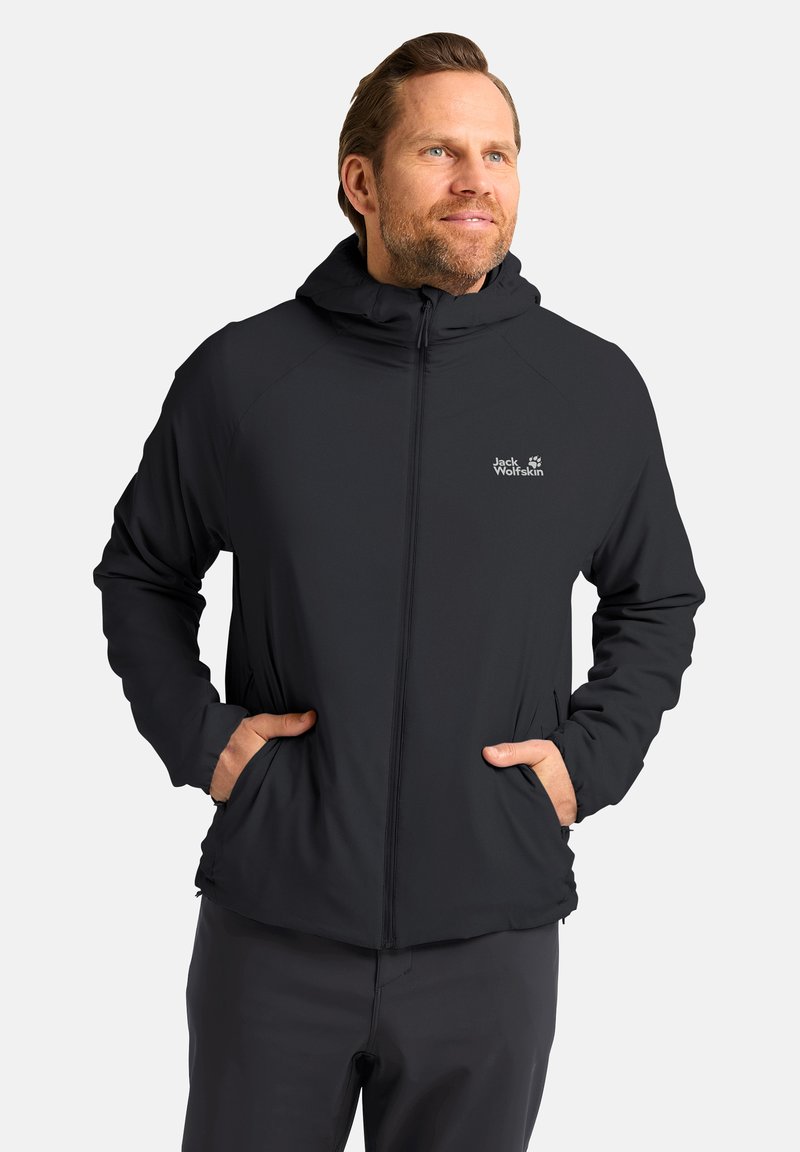 Veste légère noire à capuche avec une fermeture éclair à l'avant, des poches latérales et un logo de marque, présentant une texture lisse et un design moderne.