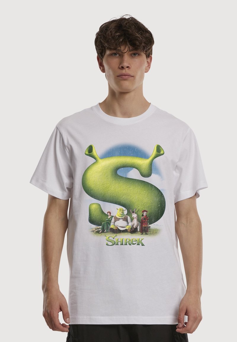Weißes Baumwoll-T-Shirt mit einem großen grünen "S"-Grafik, auf dem Shrek und Figuren aus dem Film abgebildet sind, mit lebendigen Farben und detaillierten Bildern.