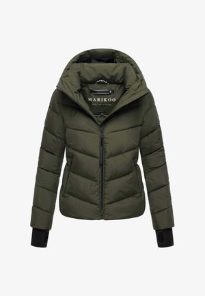 Olivgrüne Daunenjacke mit Reißverschluss vorne, Kapuze und Rippbündchen. Sie verfügt über horizontale Steppnähte und ein Markenlabel im Inneren.