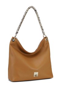 Borsa a spalla in pelle tan con finitura testurizzata, dotata di una tracolla in catena argentata e di una placca con logo in tonalità oro sul fronte.