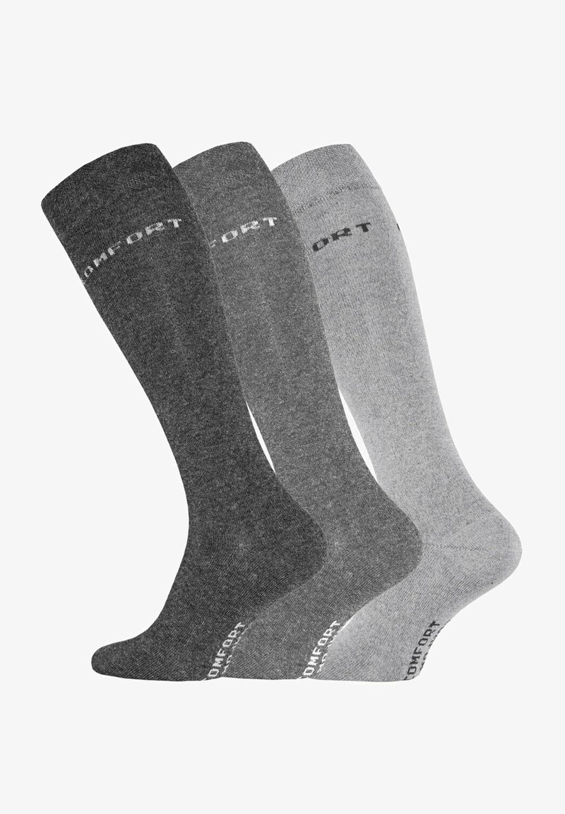 Tre coppie di calze al ginocchio di color grigio scuro, grigio medio e grigio chiaro. Realizzate in materiale morbido, presentano una sottile texture e il branding "COMFORT".