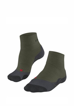 Calzini alla caviglia verde oliva con trama a coste, dettagli grigio scuro su punta e tallone, e un logo rosso sul lato.