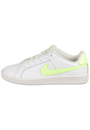 Baskets blanches basses avec un swoosh Nike vert clair et un accent au talon, lacets blancs et semelle en caoutchouc texturée.