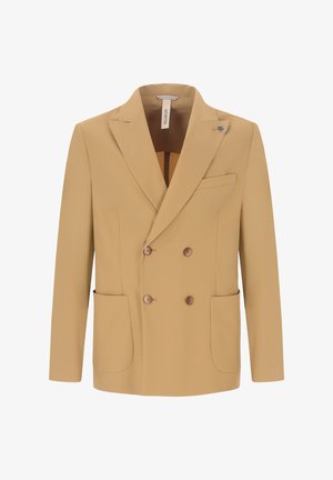Blazer doppiopetto color cuoio con rever a lancia, quattro bottoni frontali, due grandi tasche applicate e una piccola tasca sul petto su sfondo bianco.