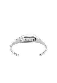 Pulsera de brazo de plata con un acabado suave y pulido. Presenta una forma aerodinámica con un diseño abierto y sutiles acentos rectangulares.
