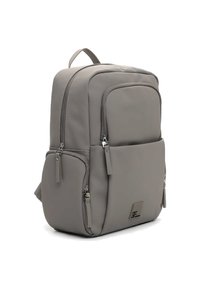 Szary plecak wykonany z gładkiego materiału, wyposażony w liczne przegrody na suwak, regulowane paski oraz logo z przodu.