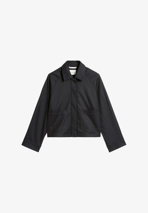 Czarna, krótka kurtka z kołnierzem, rękawami raglanowymi, dwoma przednimi kieszeniami i gładkim, matowym wykończeniem.