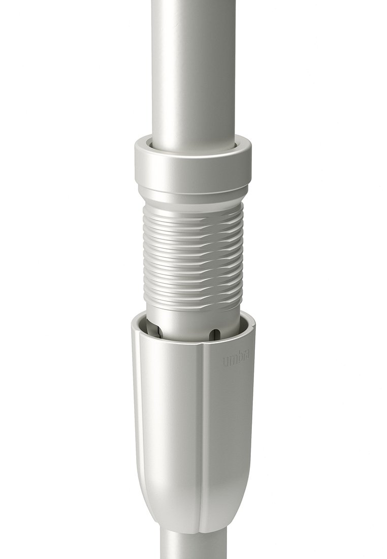 Weißer Plastik-Regenschirmständer mit einem geriffelten Griffbereich und einem sich verjüngenden Fuß. Auf einer Seite befindet sich das Markenlogo "umbra".