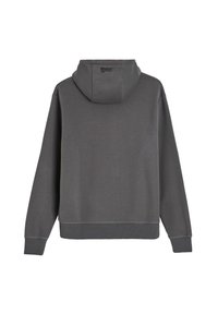 Czarny kaptur w ciemnoszarym kolorze, widoczny z tyłu, z długimi rękawami i małym czarnym tekstem na kapturze.