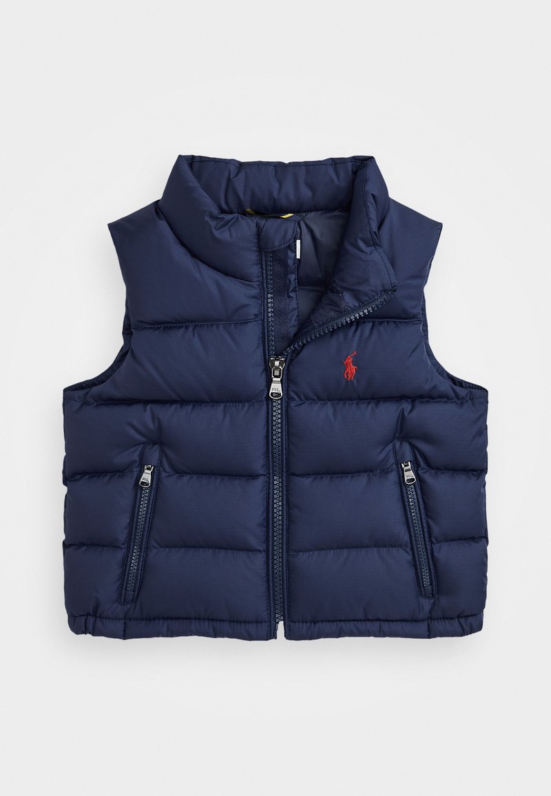 Granatowa kamizelka puchowa z wysokim kołnierzem, zamkami z przodu, kieszeniami bocznymi oraz subtelnym, czerwonym haftowanym logo na piersi. Gładka, pikowana faktura.