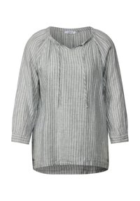 Blouse gris clair à manches longues avec des rayures blanches verticales, un col rond avec une fente centrale, et des cordons à nouer au niveau du cou.