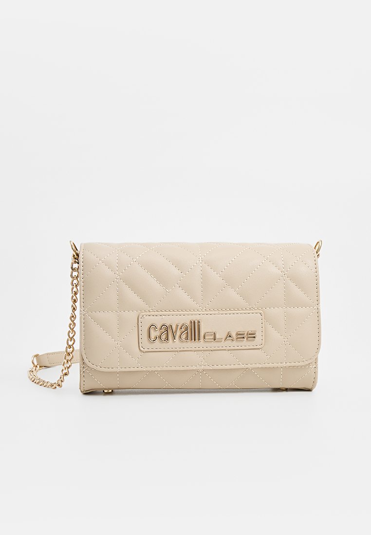 Clutch acolchado beige con herrajes en tono dorado, que presenta un parche logotipo rectangular. Incluye una correa de cadena desmontable para un estilo versátil.