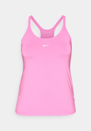 Débardeur rose Nike avec des fines bretelles et un petit logo swoosh blanc à l'avant. L'arrière-plan est blanc uni.