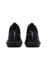 Schwarze Sportschuhe mit einem eleganten Design, die eine strukturierte Oberfläche, kontrastierende blaue Akzente und eine Gummiaußensohle mit Profilstollen aufweisen.