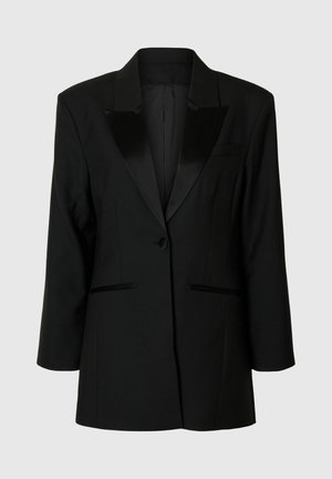 Sort enkeltknaps blazer med satin revers, to frontlommer og lange ærmer, præsenteret på en neutral lys grå baggrund.