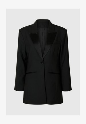 Juoda vieno mygtuko bleizeris su satino atlapais, dviem priekinėm kišenėm ir ilgomis rankovėm, pristatytas ant paprasto šviesiai pilko fono.