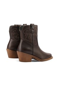 Stivali ankle in pelle marrone con punta arrotondata, intricati motivi di cucitura, tacco impilato e linguette laterali per facilitarne l'indossamento.