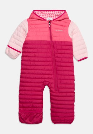 Combinaison de neige matelassée rose et rouge pour bébé avec capuche, manches longues et fermeture éclair diagonale à l'avant, conçue pour le temps froid.