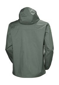 Chaqueta impermeable con capucha, de color verde oliva, textura suave, puños elásticos y detalle de ventilación en la parte posterior. Diseño minimalista sin logotipos prominentes.