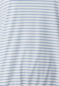 Gestreiftes Hemd mit weißen und hellblauen horizontalen Linien, aus weichem Stoff gefertigt, mit glatter Textur und lockerer Passform.