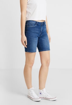 Donkerblauwe denimshorts met een slim fit en een knielange snit. Voorzien van een knoop- en ritssluiting, vijf zakken en een gestikte zoom.