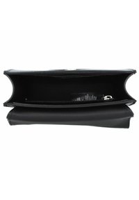 Borsa a busta nera in pelle con una superficie liscia, forma strutturata e chiusura con zip. L'interno presenta un unico scomparto con una piccola clip metallica.