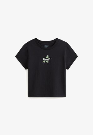 T-shirt noir à manches courtes avec un col rond et un logo étoile verte brodé comportant le mot "Vans" au centre.