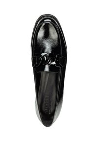 Zwarte gepolijste leren loafer met een glanzende afwerking, voorzien van een decoratieve kettingaccent over de wreef en een ronde neus.