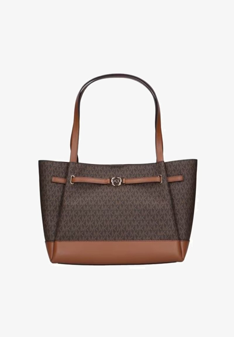Sac fourre-tout marron avec un motif, doté d'une boucle en bronze, d'un bord et de sangles en cuir marron, et d'une forme rectangulaire spacieuse.