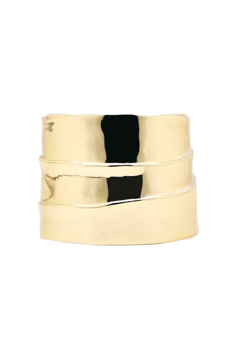 Une bague en métal doré présente un design lisse et courbé avec trois sections empilées. Des accents texturés et une finition brillante rehaussent son apparence.