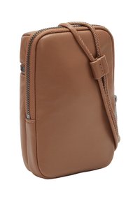 Braune Leder-Crossbody-Tasche mit Hauptfach mit Reißverschluss und verstellbarem, gestepptem Tragegurt, auf einem weißen Hintergrund aufrecht stehend.