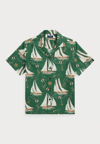 Kortermet grønn skjorte med et mønster av seilbåter, livbøyer og ankre, med brune knapper og spredt krage.