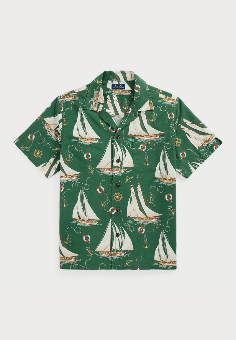 Lühikeste varrukatega roheline särk, millel on purjekate, päästepaadite ja ankrute muster, pruuni nööbiga ja lai krae.