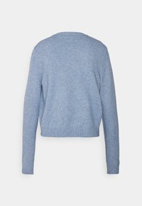 Světle modrý, zkrácený svetr s dlouhými rukávy, kulatým výstřihem a žebrovaným lemem. Hladká textura s jemným pleteným vzorem na látce.