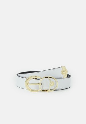 Witte leren riem met gouden ovale gesp en bijpassend gouden puntdetail, plat opgerold op een witte achtergrond.