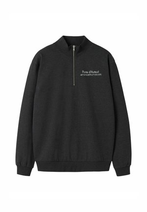 Mørkegrå sweatshirt med kvartglidelås, høy krage og hvit tekst «Porte d'Auteuil» med koordinater på venstre bryst.
