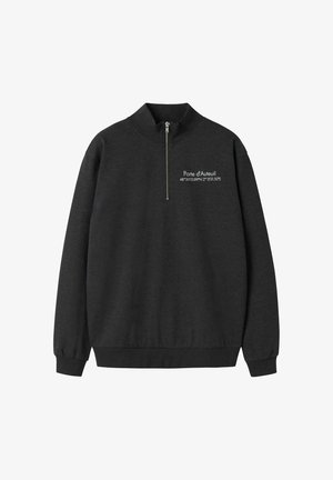 Hanorac quarter-zip gri închis cu guler înalt și text alb „Porte d'Auteuil” și coordonate pe partea stângă a pieptului.