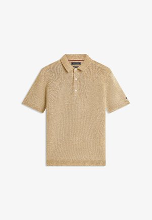 Beige gebreid poloshirt met korte mouwen, drie witte knopen en een klein logo op de linker mouw.