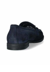 Scarpa in suede blu navy con suola in gomma piatta, texture morbida e accentuazione a fiocco sul lato, che presenta dettagli cuciti attorno ai bordi.