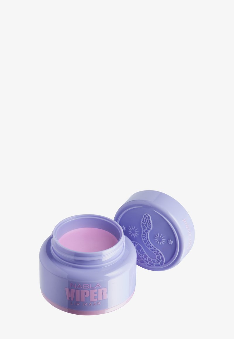 Récipient lilas au couvercle ouvert montrant un masque pour lèvres rose à l'intérieur ; le couvercle est orné de motifs en relief de serpent et d'étoile.