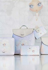 Kolekce čtyř tašek ve světlém iridescentním materiálu s hravým ilustrovaným designem postavy s velkýma modrýma očima.