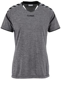 Camiseta deportiva gris hecha de tejido ligero. Presenta acentos negros, un cuello redondo, mangas cortas y patrones a rayas en los hombros.