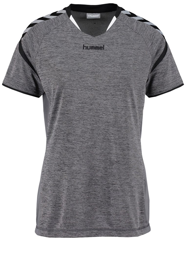 Camiseta deportiva gris hecha de tejido ligero. Presenta acentos negros, un cuello redondo, mangas cortas y patrones a rayas en los hombros.