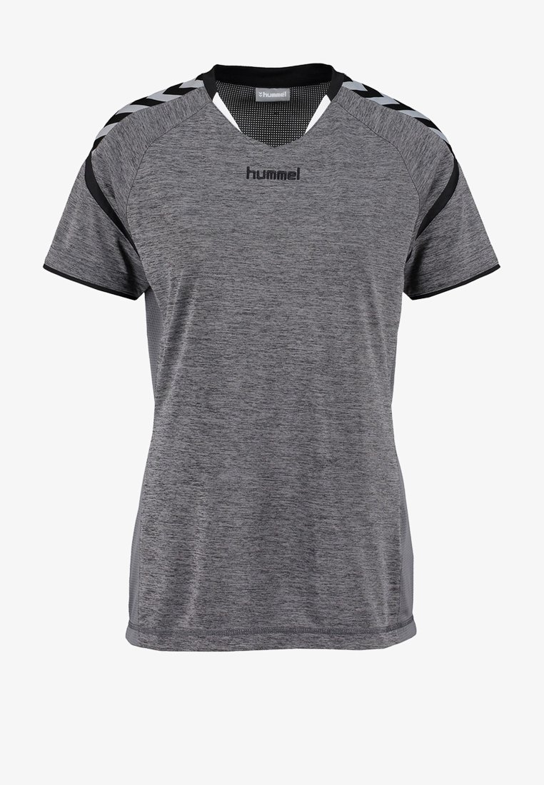 Camiseta deportiva gris hecha de tejido ligero. Presenta acentos negros, un cuello redondo, mangas cortas y patrones a rayas en los hombros.