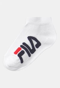 Hvite ankelstrømper laget av en bomullsblanding. Har navy blå "FILA"-logo med rød aksent. Glatt tekstur, tilpasset form og forsterket tå-design.