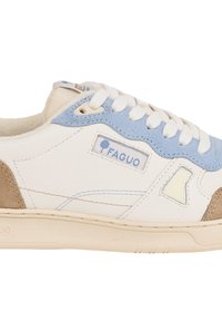Sneaker in pelle con corpo bianco, dettagli in azzurro chiaro e beige. Presenta materiali testurizzati e una piccola etichetta del brand sul lato.