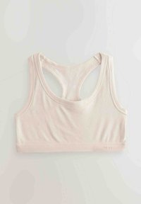 Světle růžový žebrovaný sportovní podprsenka s designem racerback, měkkou tkaninou a širokým podšitím. Bez viditelných kovových prvků nebo ozdob.