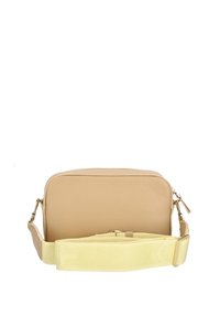 Borsa a tracolla in pelle beige con una texture liscia, forma rettangolare e tracolla regolabile gialla. Presenta una chiusura con zip e dettagli in hardware dorato.